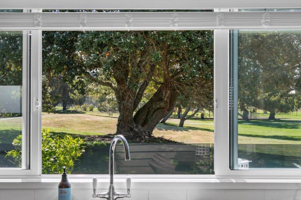 Stunning Tranquil Home With Green Space Views Mount Maunganui Exterior photo